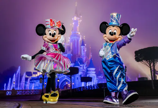 Mickey y Minnie con sus nuevos trajes