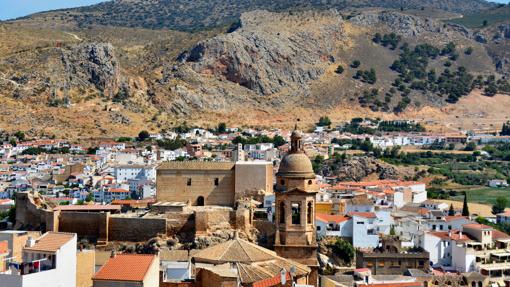 Alcazaba y torre Iglesia de La Encarnación, al fondo el Monte Hacho