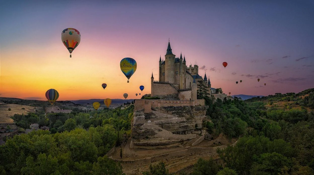 Imagen de Segovia llena de globos aerostáticos