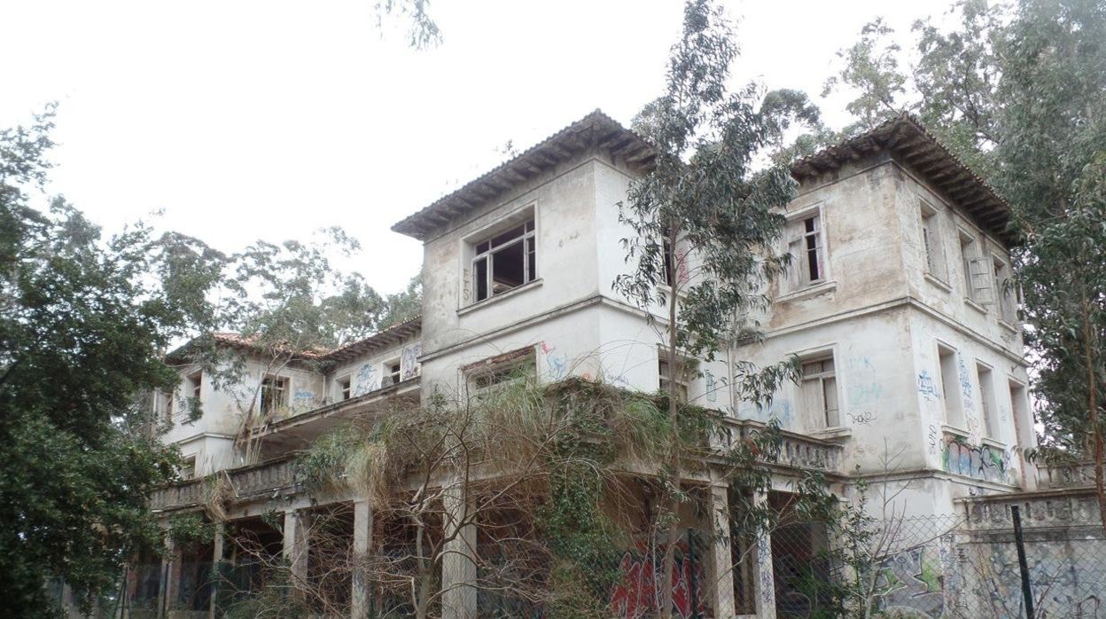 Aspecto del antiguo sanatorio de tuberculosos, situado en la isla de Pedrosa (Cantabria)