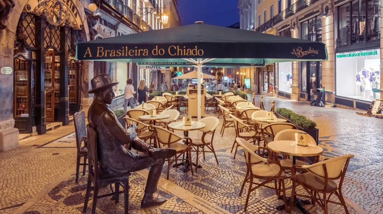 Imagen de la terraza de A Brasileira con la escultura de Fernando Pessoa