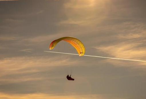 Parapente al atardecer