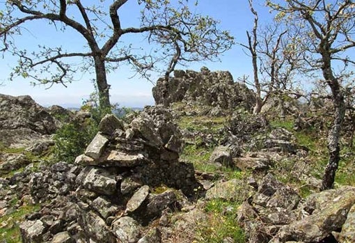 Ruta hacia la cumbre del Pico Bonales, en la provincia de Huelva