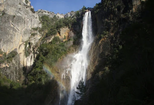 El agua cae desde la cascada de la Osera a 130 metros de altitud
