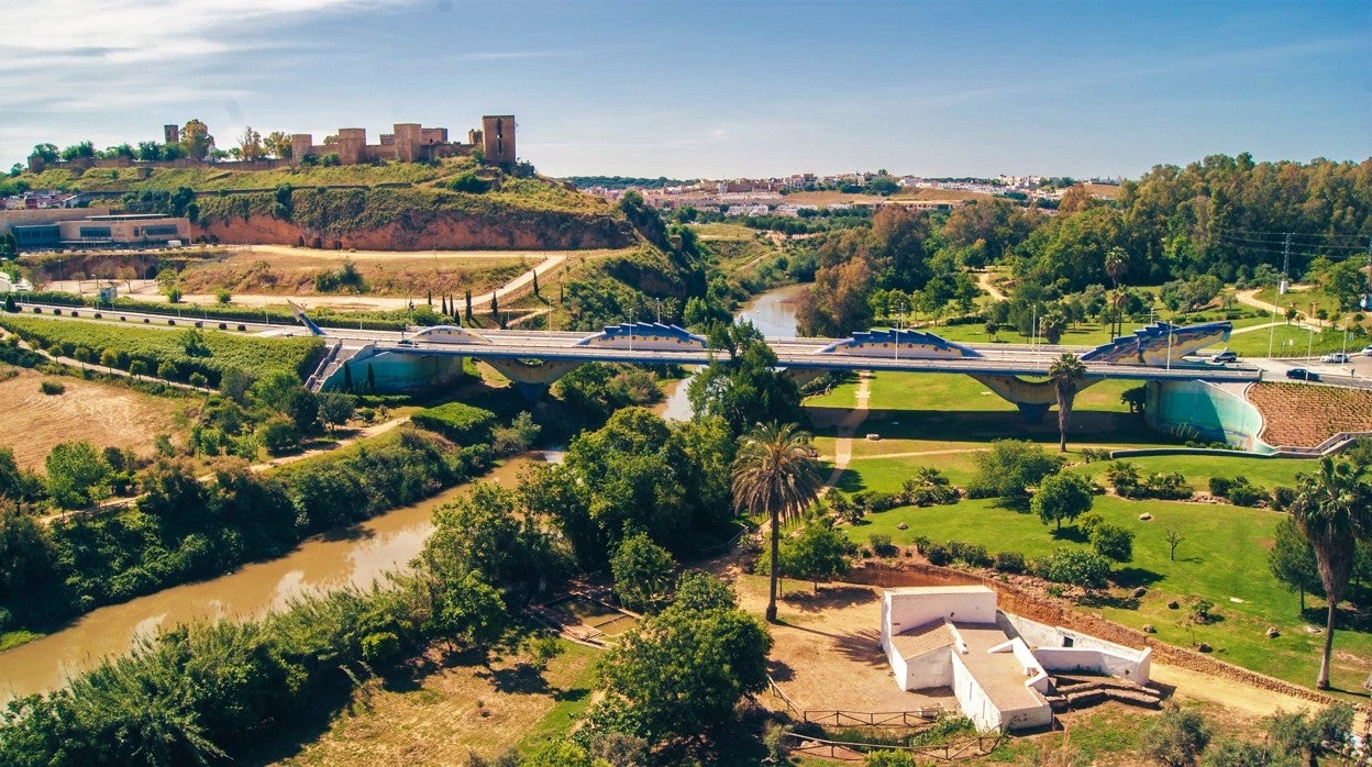 El puente de Dragón se encuentra a los pies de una imponente fortaleza almohade