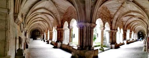 Catedral de Santa María de Tuy. Su claustro, el más antiguo y grande de Galicia, es único por albergar centenares de marcas de cantero. Guarda, entre otras reliquias, la momia de San Clemente.