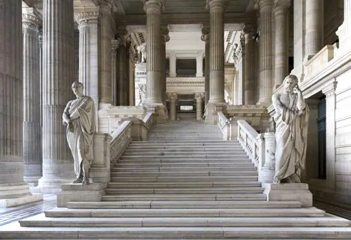 Imagen delas escaleras interiores del Palacio de Justicia
