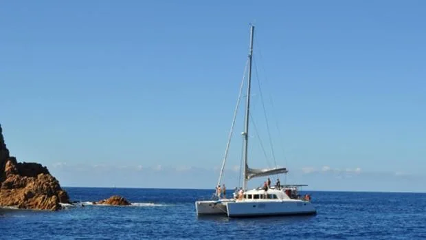 Descanso en alta mar: cómo alquilar un barco para navegar por las aguas de Cádiz