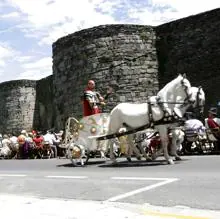 Varios carros tirados por caballos en la celebración del Comilonum, dentro de los festejos del 'Arde Lucus'