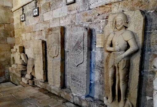 La Iglesia de Vilar de Donas, obra del Maestro Mateo, sede de la Orden de Santiago, alberga en su interior las tumbas de caballeros