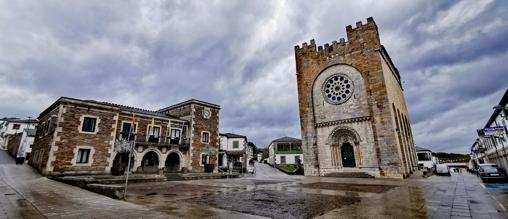 La Iglesia-Fortaleza de San Juan o San Nicolás de Portomarín, que fuera encomienda de la Orden de San Juan de Jerusalén, donde trabajó el gremio del Maestro Mateo, y que atesora el rosetón más de Galicia.