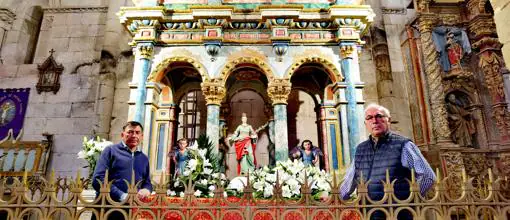 El párroco Eduardo Fernández y Arturo Fuentes -médico jubilado- frente a la tumba de Santa Mariña, en el Santuario de Augas Santas. Ambos, sin ayuda alguna, cuidan, protegen y conservan el que es uno de los centros de peregrinación más antiguos en Galicia, que aúna historia, arte, leyenda y fe.