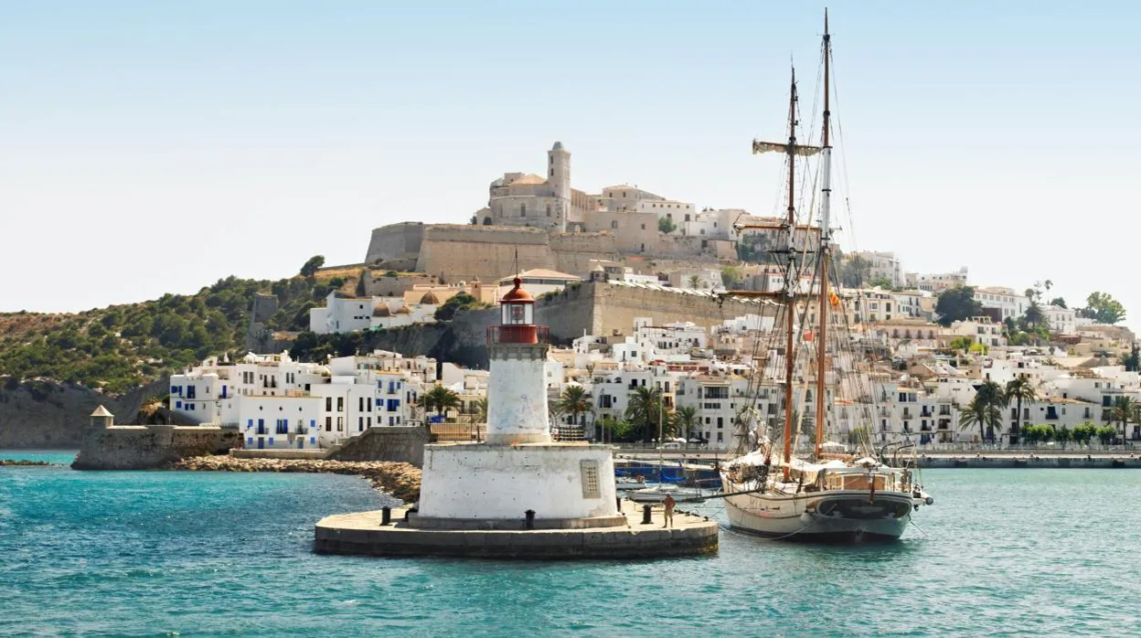 Vista del puerto y el casco histórico de Ibiza