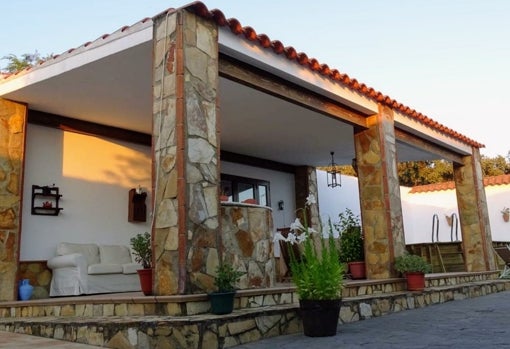 Porche y piscina privados en Casa Rural Villamada.