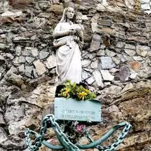 'Camiño de Santiago. Camiño Norte”, el hito, en el puerto de Ribadeo, junto a la imagen de la Virgen del Carmen, dedicada a los 'homes y mulleres da mar', el comienzo del Camino del Norte en tierras gallegas.