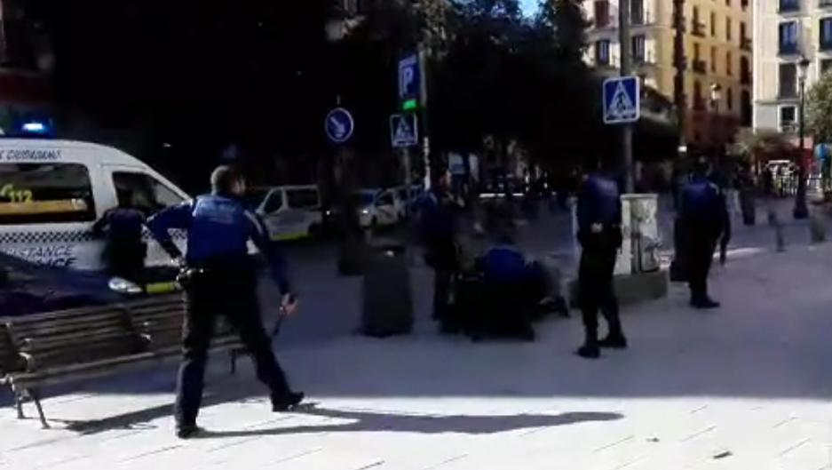 El vídeo de la agresión a los policías en Lavapiés