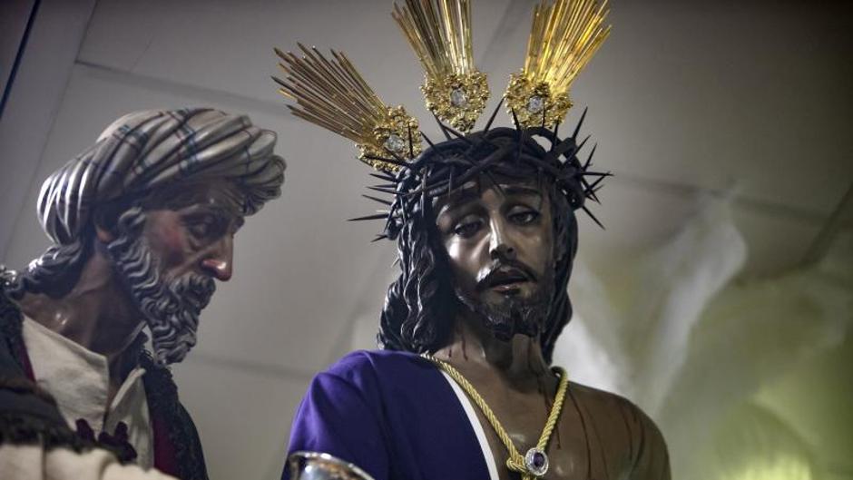 Un besamanos y un Vía Crucis con tintes solidarios en la la Paz y Esperanza de Córdoba