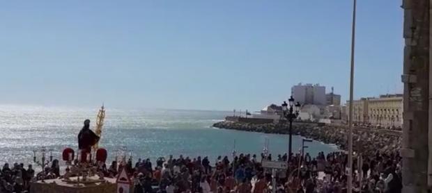 Vídeo: Bella estampa de Las Aguas con el paso de San Juan Evangelista por el Campo del Sur